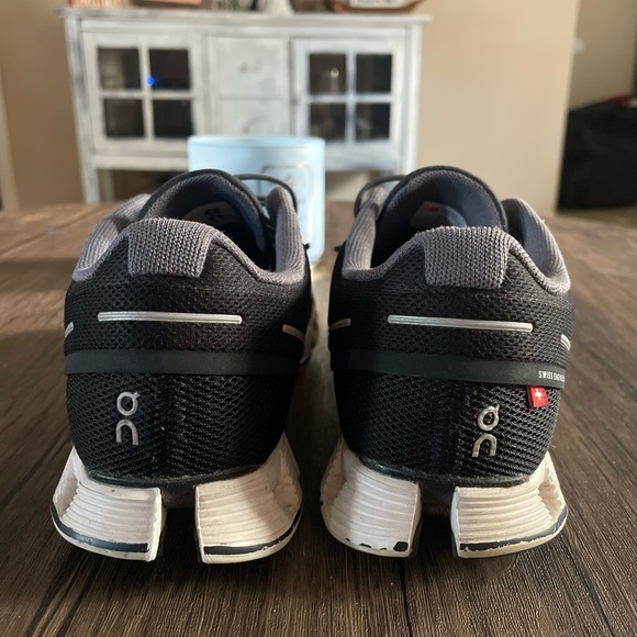 Size 6 on cloud running shoes - Picture 4 of 6